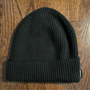 Lululemon black knit beanie, size S/M. Never worn.